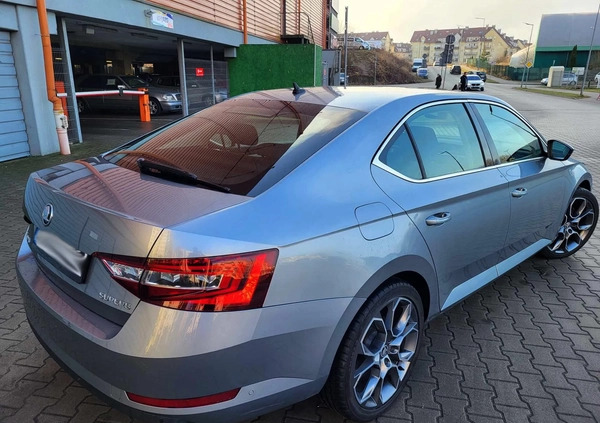 Skoda Superb cena 49900 przebieg: 300000, rok produkcji 2015 z Łasin małe 232